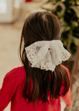 White Lace Clip